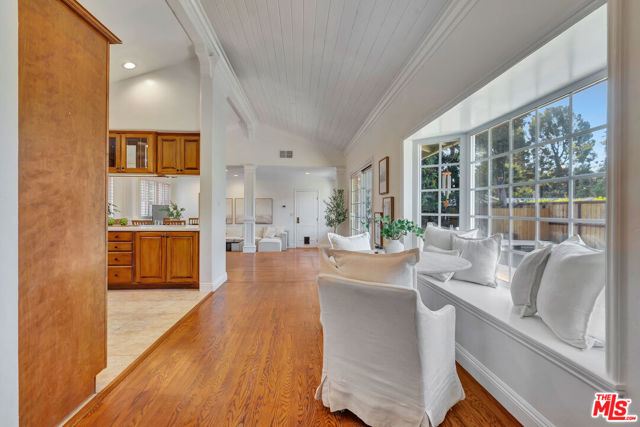 6001 Oakdale Avenue, Woodland Hills CA: https://media.crmls.org/mediaz/f047fcbd-023e-46ea-9064-ef57eda67d98.jpg