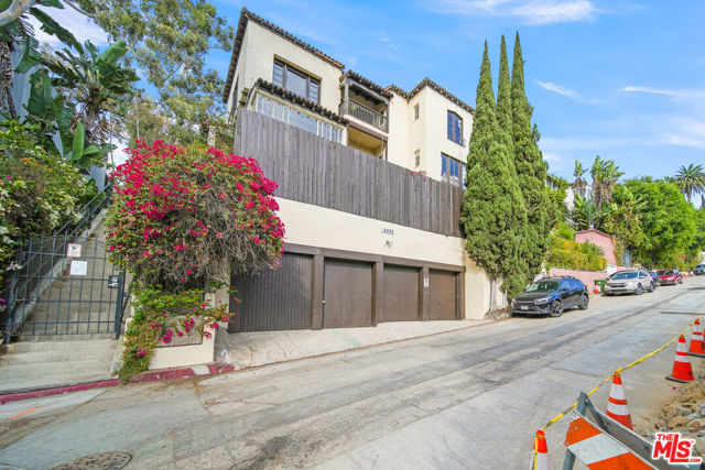 6686 Emmet Terrace, Los Angeles CA: https://media.crmls.org/mediaz/f0485135-6ccd-4821-aae0-2b23dfea47db.jpg