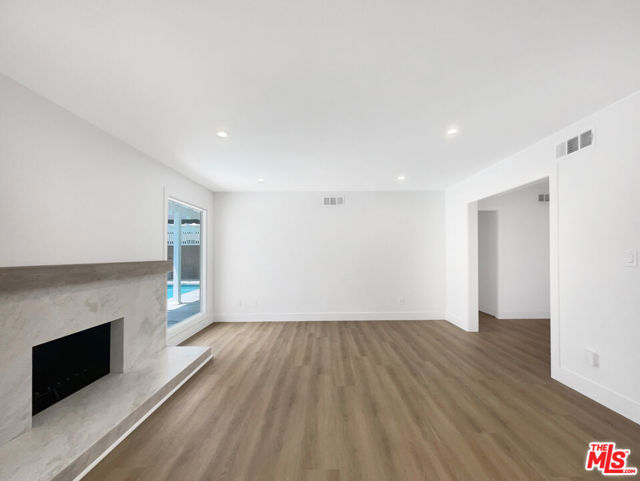 10011 Odessa Avenue, North Hills CA: https://media.crmls.org/mediaz/f0488e49-fe24-461e-9f2b-a11d443bac1a.jpg