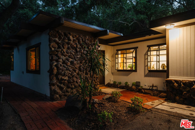 1289 Old Topanga Canyon Road, Topanga CA: https://media.crmls.org/mediaz/f048c0ea-d08d-44bd-b2ae-6ef7e4dab063.jpg