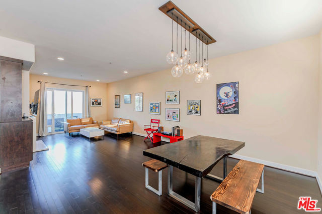 4644 Coldwater Canyon Avenue, Studio City CA: https://media.crmls.org/mediaz/f04900e0-1bb5-42e6-b8d6-46de76f65bec.jpg