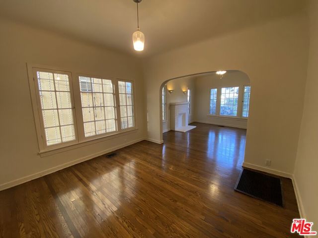 1123 S Citrus Avenue, Los Angeles CA: https://media.crmls.org/mediaz/f04ae568-211e-4a3d-8de9-b967d537aabe.jpg