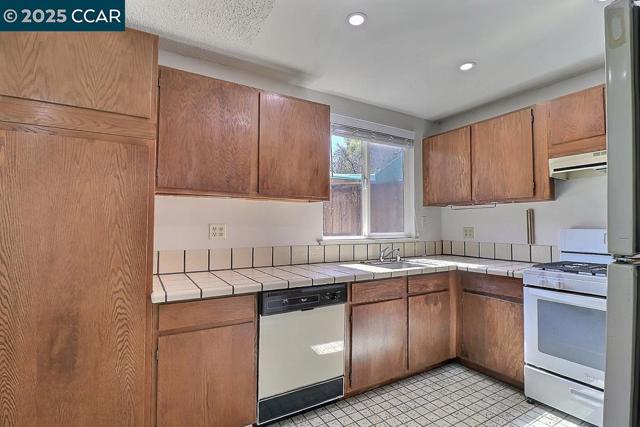 2465 Buena Vista Ave, Walnut Creek CA: https://media.crmls.org/mediaz/f04b68bd-460e-44fe-a23c-941b9b1c2537.jpg