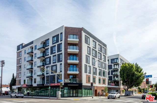 800 S Harvard Boulevard, Los Angeles CA: https://media.crmls.org/mediaz/f04b7f18-b4cf-4453-8020-869af3e58bf3.jpg