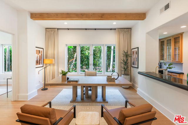 812 N Bedford Drive, Beverly Hills CA: https://media.crmls.org/mediaz/f04b88a8-44ad-45b4-8cb3-279cd27500b1.jpg