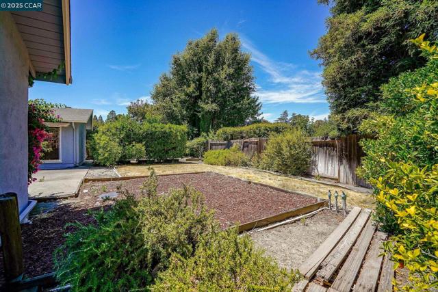 1801 Whitman Rd, Concord CA: https://media.crmls.org/mediaz/f04c1500-232d-40a9-ac70-53095b019150.jpg