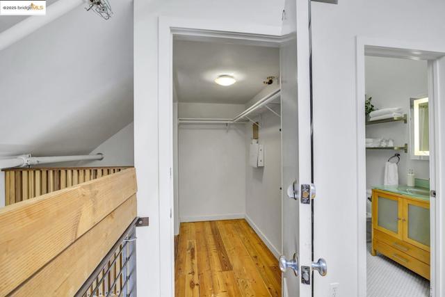 1695 15Th St, Oakland CA: https://media.crmls.org/mediaz/f04d05a7-1d56-40ce-9891-204a0ea678df.jpg