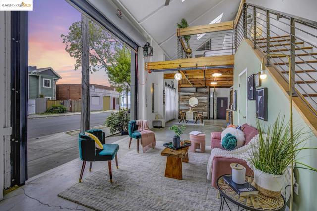 1695 15Th St, Oakland CA: https://media.crmls.org/mediaz/f04d5229-b4ab-4282-ac80-cead44b840b6.jpg