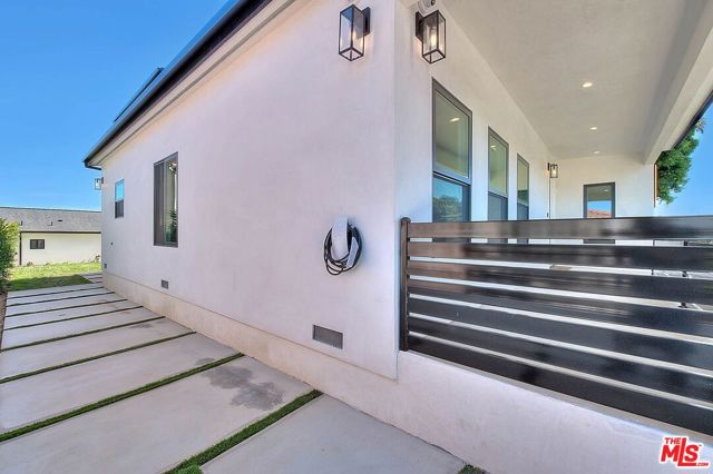 4516 W 63rd Street, Los Angeles CA: https://media.crmls.org/mediaz/f04f4e04-5b43-4042-acac-7d405d6224d8.jpg