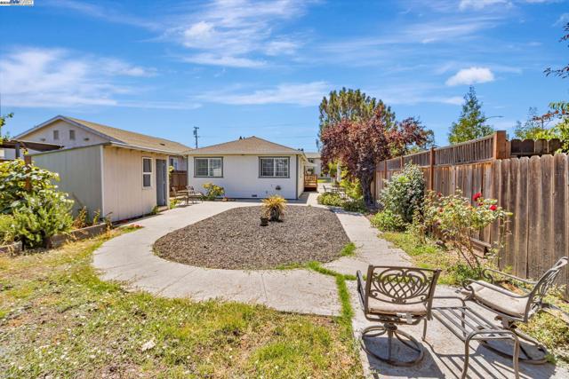 2940 Somerset Ave, Castro Valley CA: https://media.crmls.org/mediaz/f04f8b28-84b7-4bab-96aa-2505a235bba1.jpg