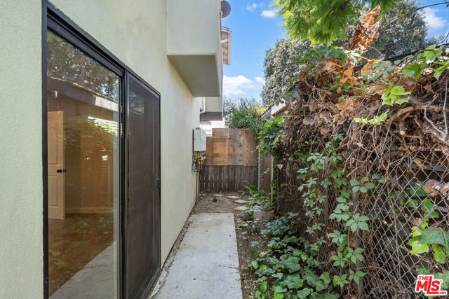2231 1/2 Laverna Avenue, Los Angeles CA: https://media.crmls.org/mediaz/f04faa22-ad8f-4cd4-b837-3e91f17cc50f.jpg