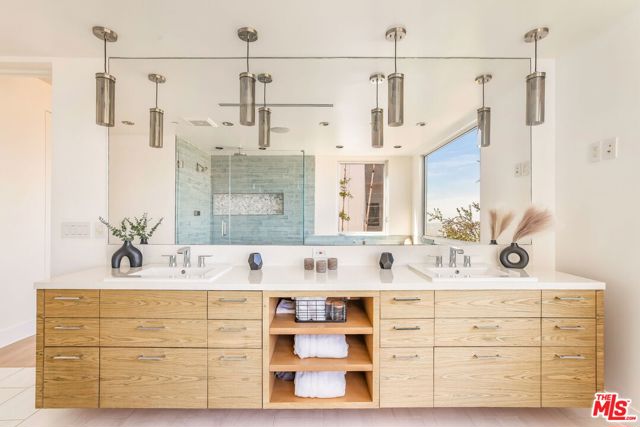 1610 Viewmont Drive, Los Angeles CA: https://media.crmls.org/mediaz/f04fc3c1-9bf8-44c4-9982-872a691c1611.jpg