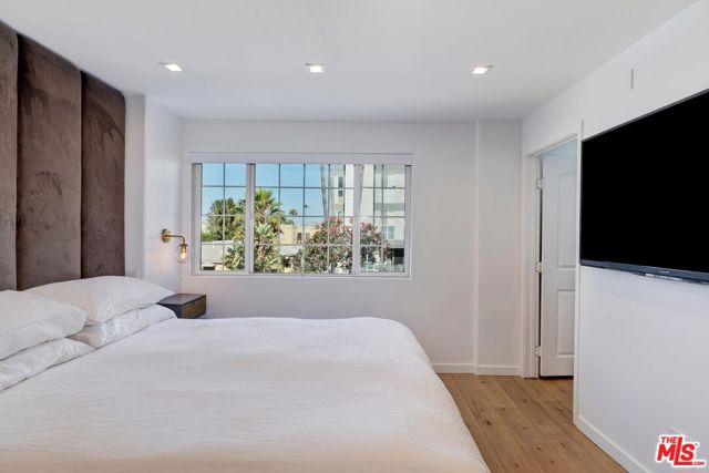 1521 S HAYWORTH Avenue, Los Angeles CA: https://media.crmls.org/mediaz/f050330b-14fa-4d3c-8c1f-6af74a6ff875.jpg
