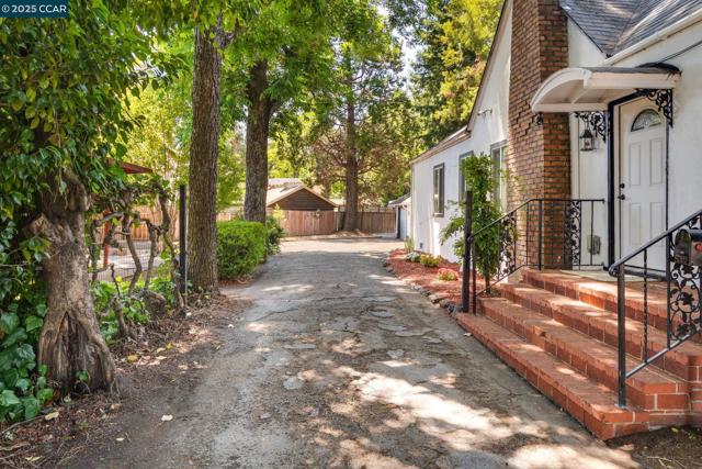 1019 Sir Francis Drake Blvd, San Anselmo CA: https://media.crmls.org/mediaz/f050ca0b-4fd2-4979-8cc1-06d039769f1c.jpg