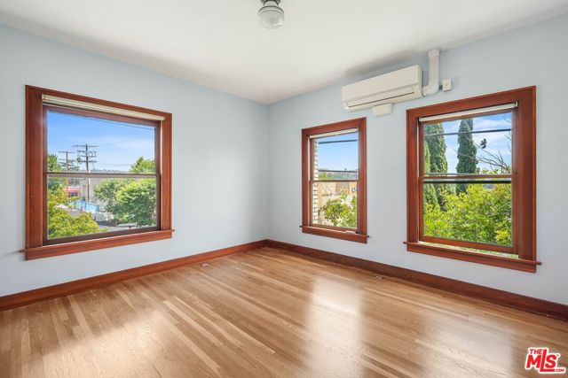 5121 1/2 EAGLE ROCK Boulevard, Los Angeles CA: https://media.crmls.org/mediaz/f050e400-dc86-4c33-8940-e7f4cb6b1cdb.jpg