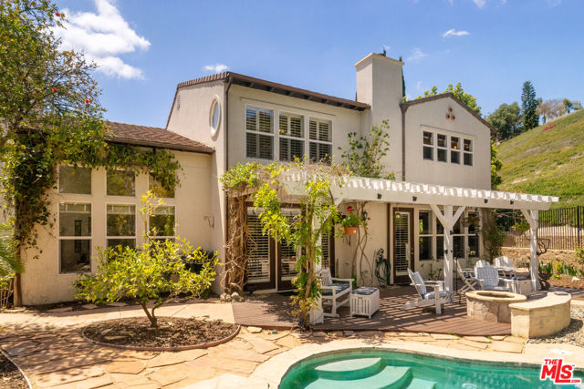 2321 Sunny Point Street, Thousand Oaks CA: https://media.crmls.org/mediaz/f050f83a-8621-42c8-b98a-1ee5a442baa5.jpg