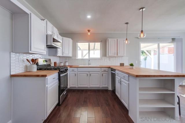 950 Funquest Dr, Fallbrook CA: https://media.crmls.org/mediaz/f0513850-ab53-4130-a03b-8535918361f8.jpg