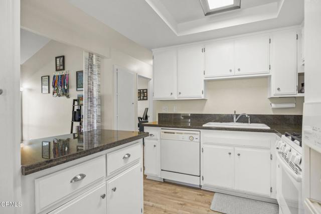 658 Holly Avenue, Oxnard CA: https://media.crmls.org/mediaz/f05148bc-a7ac-4fa4-a244-5950369e9477.jpg
