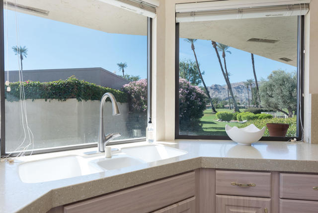 9 Wake Forest Court, Rancho Mirage CA: https://media.crmls.org/mediaz/f051b9d0-4fb4-41ad-8e0f-b7453811e416.jpg