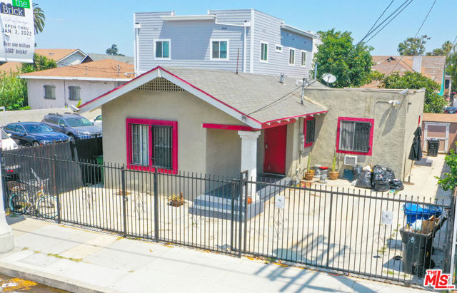 1109 Exposition Boulevard, Los Angeles CA: https://media.crmls.org/mediaz/f05332a0-5b3d-4fe8-9762-1f5c8d9dad7a.jpg