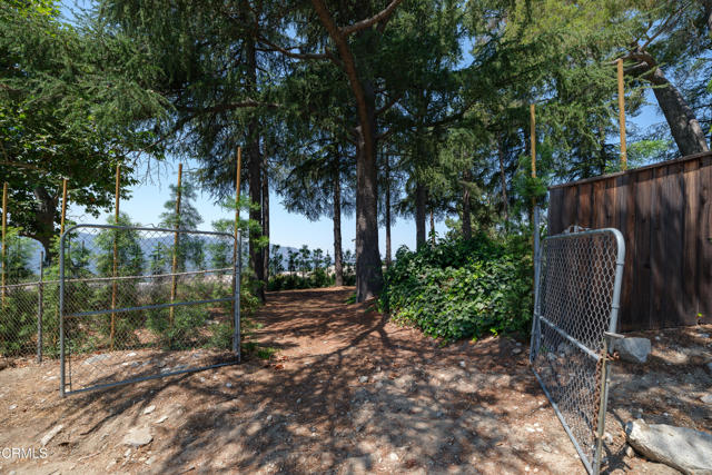 5445 La Crescenta Avenue, La Crescenta CA: https://media.crmls.org/mediaz/f0536a29-a11f-4310-86f0-42d3405de9de.jpg