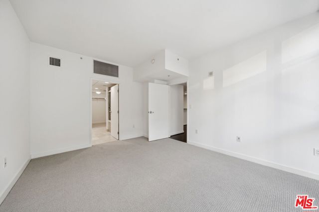 13700 Marina Pointe Drive, Marina del Rey CA: https://media.crmls.org/mediaz/f0542563-6585-4131-abbb-4d11163900ce.jpg