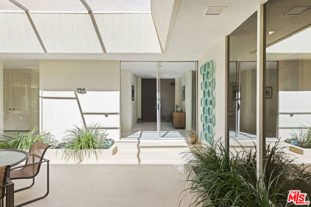 6 Cody Court, Rancho Mirage CA: https://media.crmls.org/mediaz/f0547231-c6fa-4be4-954c-a5facada654d.jpg