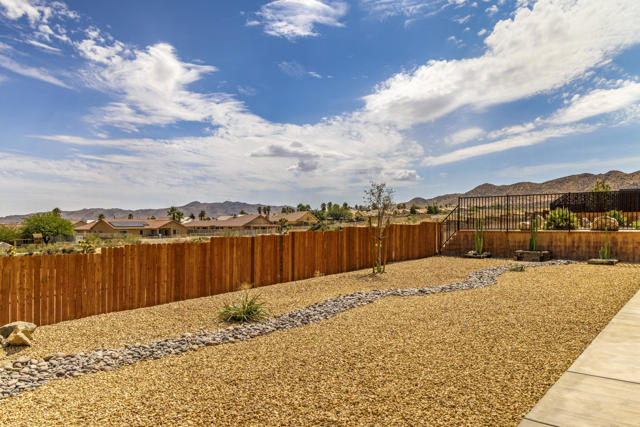 8680 Monument View Drive, Yucca Valley CA: https://media.crmls.org/mediaz/f055e525-7ffb-40dc-94e3-e7d785113624.jpg