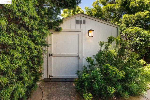 907 Snapdragon Way, Brentwood CA: https://media.crmls.org/mediaz/f055f7b0-2f0a-49fc-9f5f-f05a9721499b.jpg