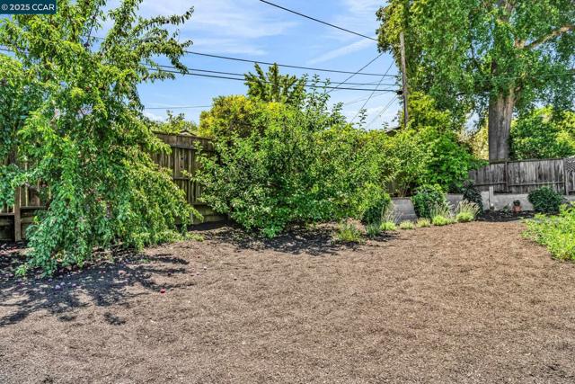 121 School Ln, Walnut Creek CA: https://media.crmls.org/mediaz/f056f04f-fb8b-4063-90bc-538da3b73d90.jpg