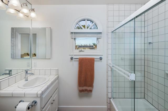 538 4th St, Encinitas CA: https://media.crmls.org/mediaz/f0575512-1a77-46d9-8927-40ff3756eae6.jpg