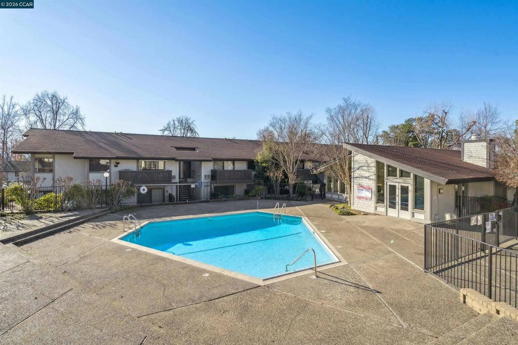 https://media.crmls.org/mediaz/f057809d-567f-4e59-9150-c926df67d05e.jpg?preset=X-Large