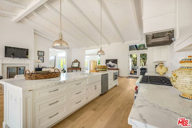 9669 Oak Pass Road, Beverly Hills CA: https://media.crmls.org/mediaz/f057b7de-130c-4b5f-a1e5-47593569b329.jpg