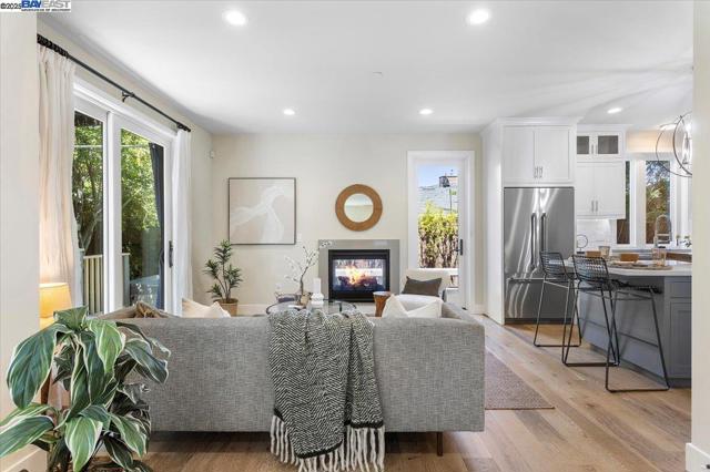 1002 Middle Ave, Menlo Park CA: https://media.crmls.org/mediaz/f058fa37-0e63-48b1-9e7e-e10e2a914f3c.jpg