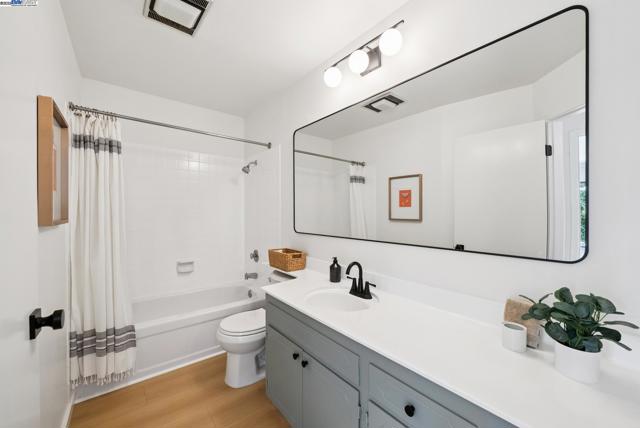 1230 Ballena Blvd, Alameda CA: https://media.crmls.org/mediaz/f0592bb7-25aa-49ac-b26a-37e1d16bb11d.jpg