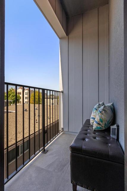 1433 Floribunda Avenue, Burlingame CA: https://media.crmls.org/mediaz/f05a30fb-eee6-4796-ac84-14813938798d.jpg