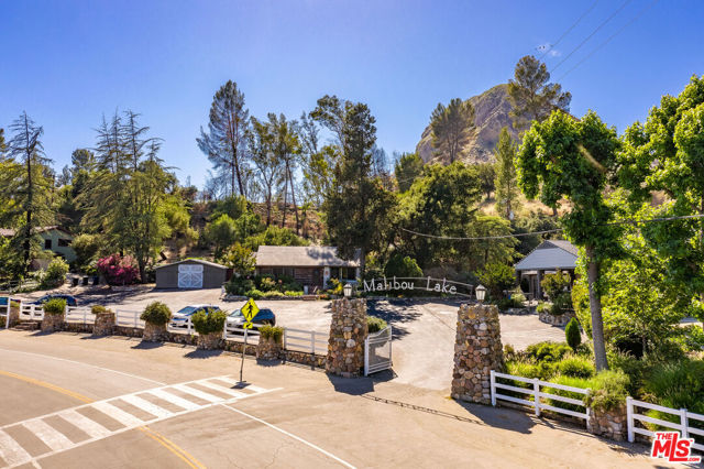 2344 Laguna Circle Drive, Agoura CA: https://media.crmls.org/mediaz/f05a4334-53fd-4aeb-9cdf-576d07e1426e.jpg
