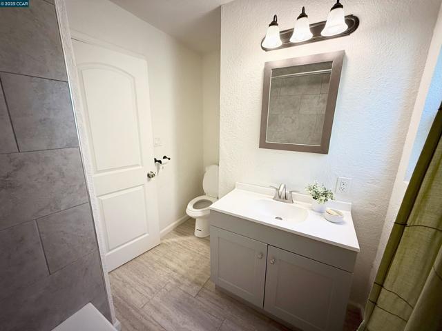 2311 Crescent Dr, Concord CA: https://media.crmls.org/mediaz/f05c209f-0376-4d8f-b28f-cd3efd55b1e8.jpg