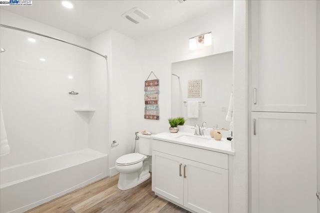 Image 15 of 52 For 45378 Tom Blalock St  202
