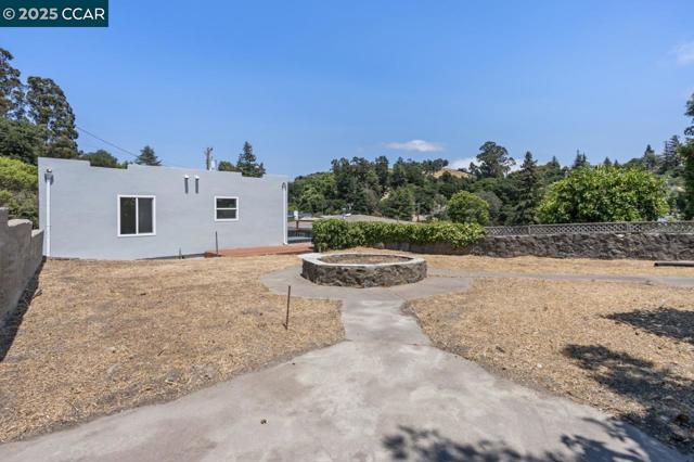 1923 Thompson Ln, El Sobrante CA: https://media.crmls.org/mediaz/f05c4324-e412-43cd-bfd7-9e1500b22ee1.jpg