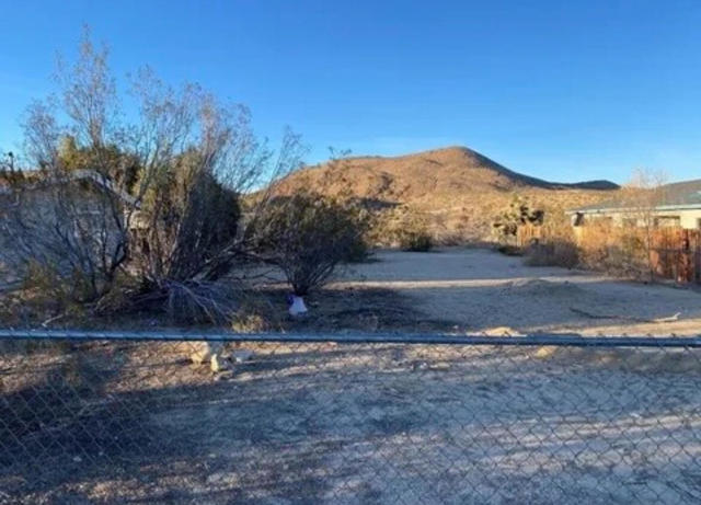 58640 Barron Drive, Yucca Valley CA: https://media.crmls.org/mediaz/f05cc7fe-275c-41f2-9ee5-e0ea21d121db.jpg