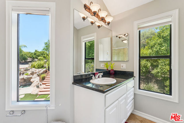 2084 Hopewell Court, Thousand Oaks CA: https://media.crmls.org/mediaz/f05cf4d0-543d-453f-875f-92e746624bee.jpg