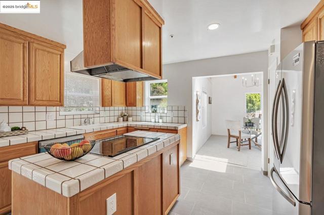 6659 Exeter Dr, Oakland CA: https://media.crmls.org/mediaz/f05e36ec-101c-40ef-87f0-1588a1a01818.jpg