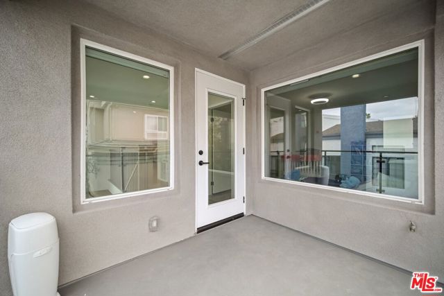 11821 W Holly Way, Valley Village CA: https://media.crmls.org/mediaz/f05fb007-b129-4af4-a20b-3a145c5e4d33.jpg