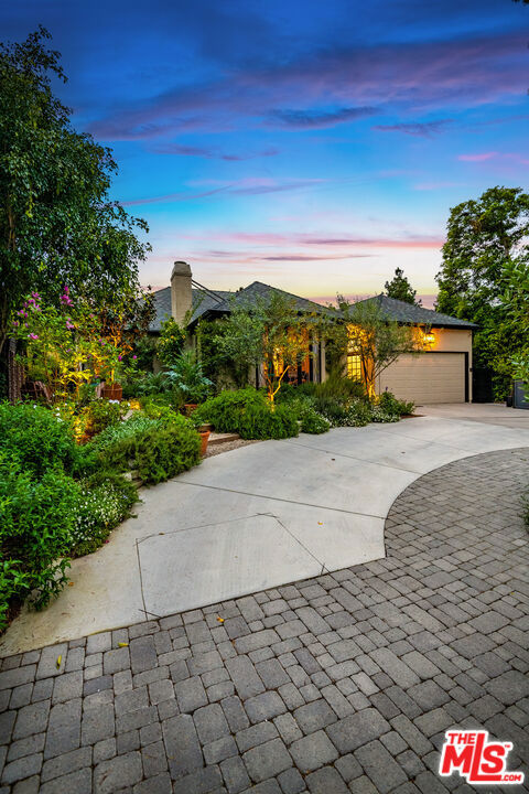 13109 Valley Vista Boulevard, Studio City CA: https://media.crmls.org/mediaz/f05fed5d-3106-447f-a0d1-9eca883d6107.jpg