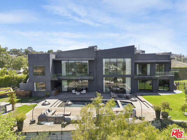 9152 Janice Place, Beverly Hills CA: https://media.crmls.org/mediaz/f05ff69d-31dd-4b03-8902-0153e7dfe61c.jpg