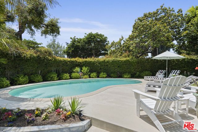 207 10th Street, Santa Monica CA: https://media.crmls.org/mediaz/f061890f-8a8c-48e4-88b5-47a7da229332.jpg