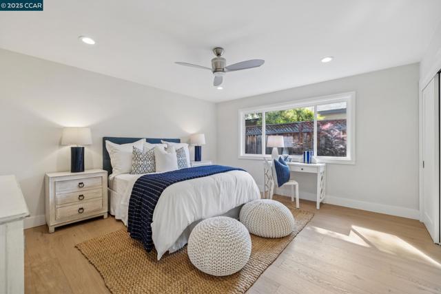 241 E Creek Dr, Menlo Park CA: https://media.crmls.org/mediaz/f063a9df-45e0-4edf-970c-0f37a405bd7f.jpg