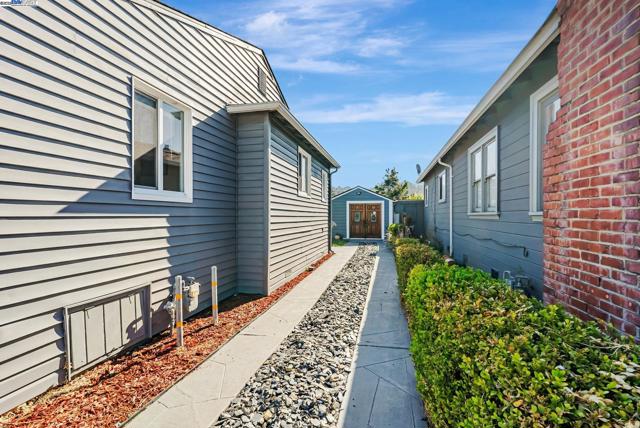 10500 Byron Ave, Oakland CA: https://media.crmls.org/mediaz/f065574f-5fa9-49d7-be55-13428d71a569.jpg