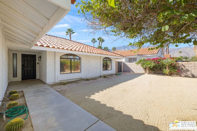 1489 E Francis Drive, Palm Springs CA: https://media.crmls.org/mediaz/f0659bdf-785d-4b83-b012-7c7035fe992f.jpg